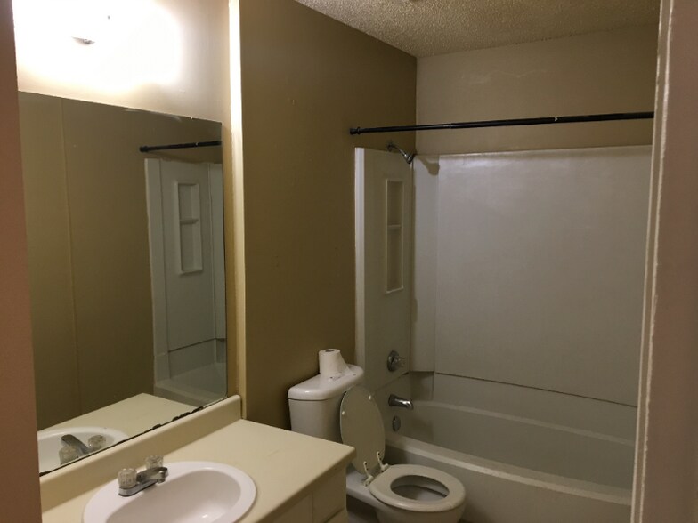 Building Photo - 7528 Oak Chase