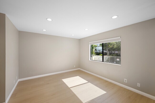 Building Photo - 10574 Sunland Blvd