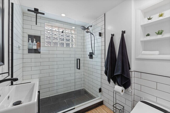 Building Photo - Style Meets Location 3 Bedroom 3 Bathroom Single Family Home - Must See