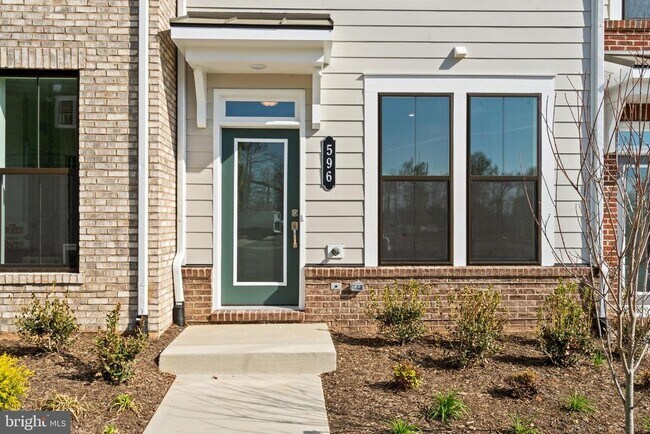 Building Photo - 596 Watermans Dr