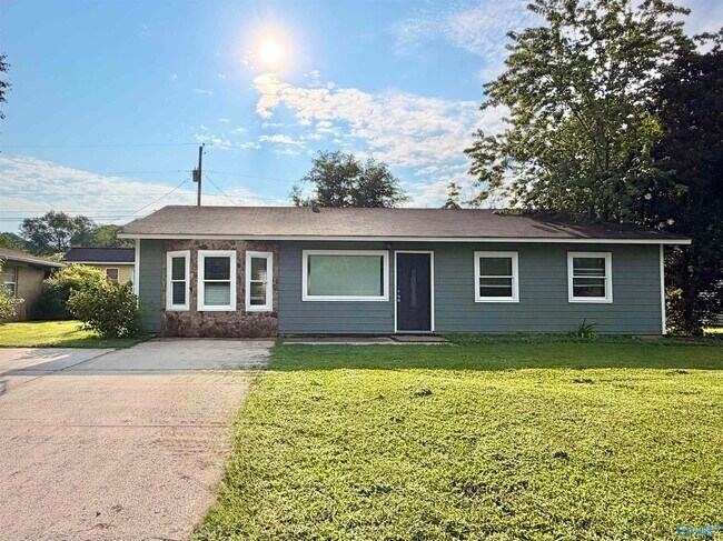 Building Photo - 2110 Fernbrook Dr NE