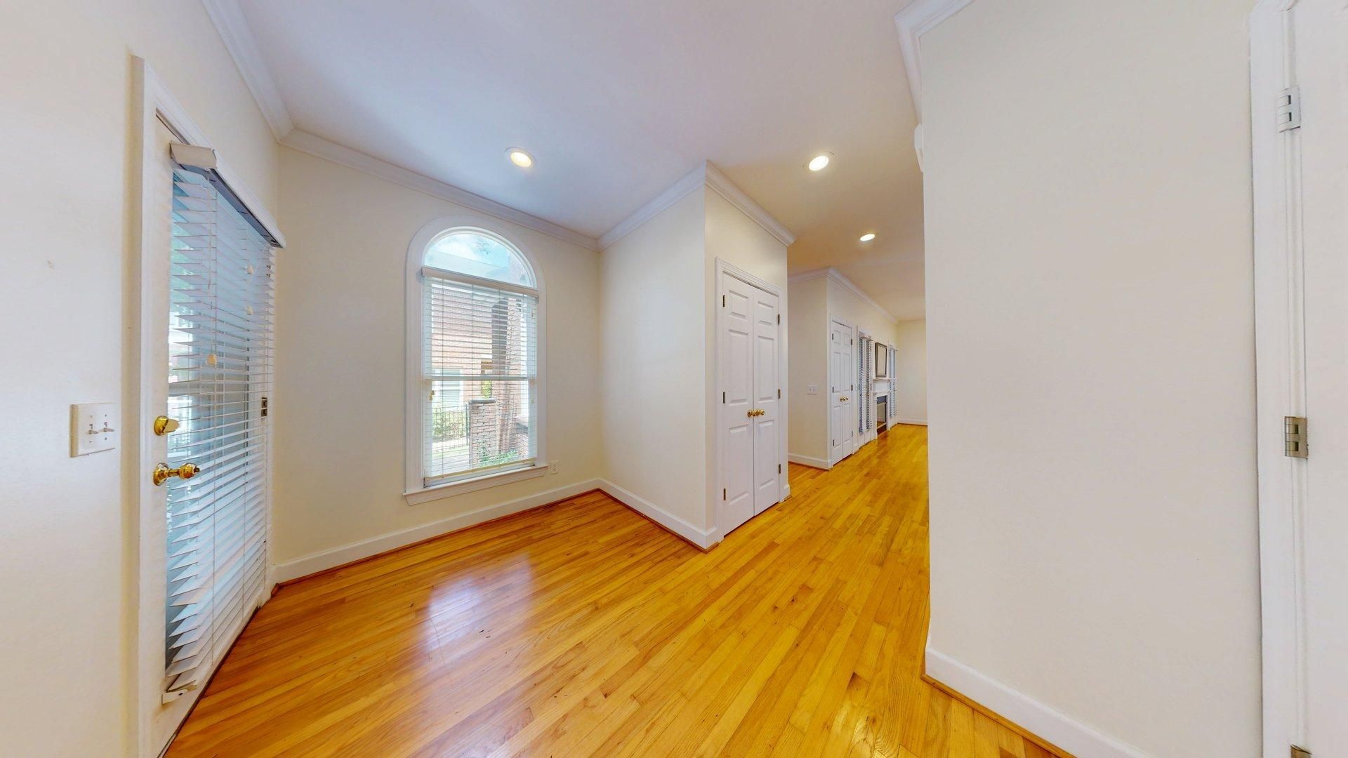 Building Photo - Spacious Townhome close to downtown Auburn...