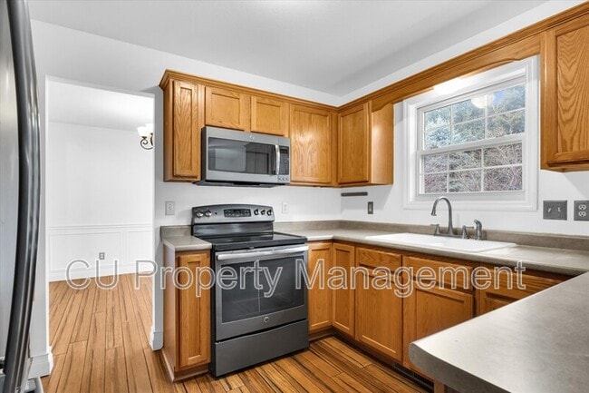 Building Photo - 506 E Tomaras Ave