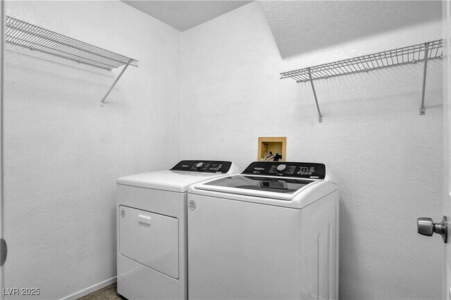 Building Photo - 9309 Mountain Rise Ave