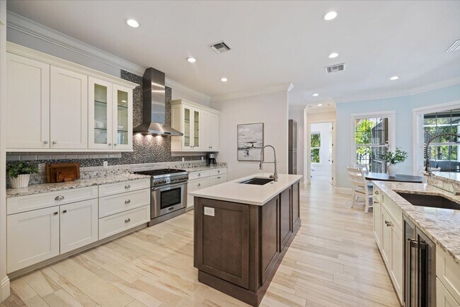 Building Photo - Furnished, Yearly 4bd Home on Siesta Key