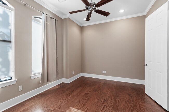 Building Photo - 1411 Elgin St