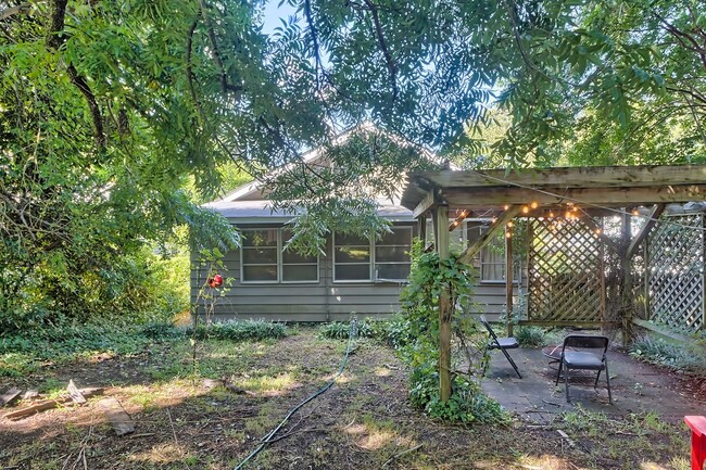 Building Photo - Adorable bungalow in Cottontown!