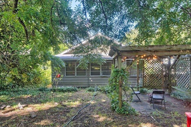 Building Photo - Adorable Bungalow in Highly Sought-After C...