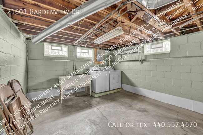 Building Photo - 21601 Gardenview Dr