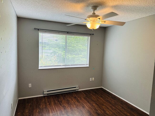 Building Photo - Charming Condo Conveniently Located
