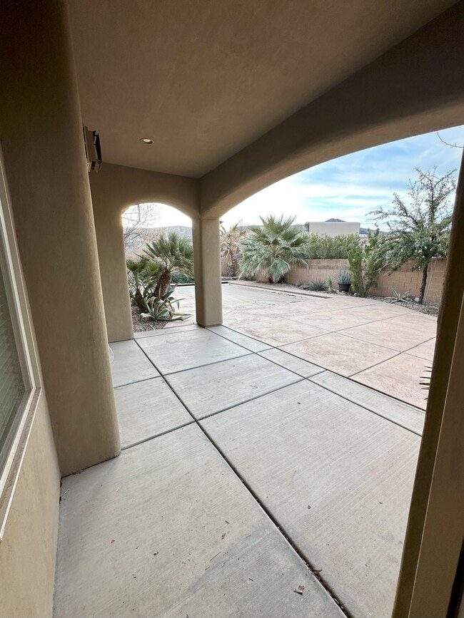 Building Photo - 1038 E Stable Way