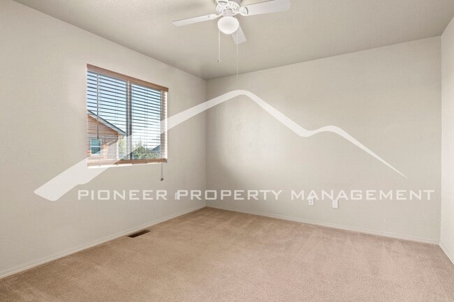 Building Photo - Beautiful 4-bedroom, 3.5-bath home with oversized 2 car garage, AC and enclosed back yard