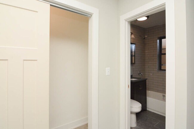 Building Photo - 4349 N Damen Ave