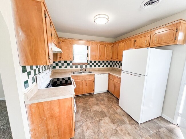 Building Photo - 3 Bedroom 1 Bathroom Home!