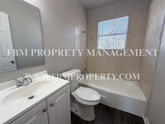 Building Photo - 410 N Flat St