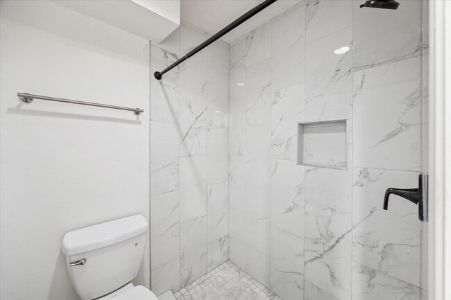 Building Photo - 927 Memorial Village Dr