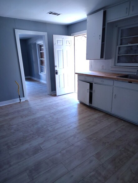 Building Photo - 816 W 36th St