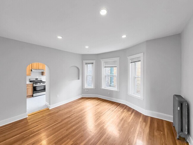 Building Photo - 595 Centre St