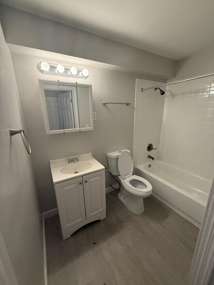 Primary Photo - La Vue Lake Apartments