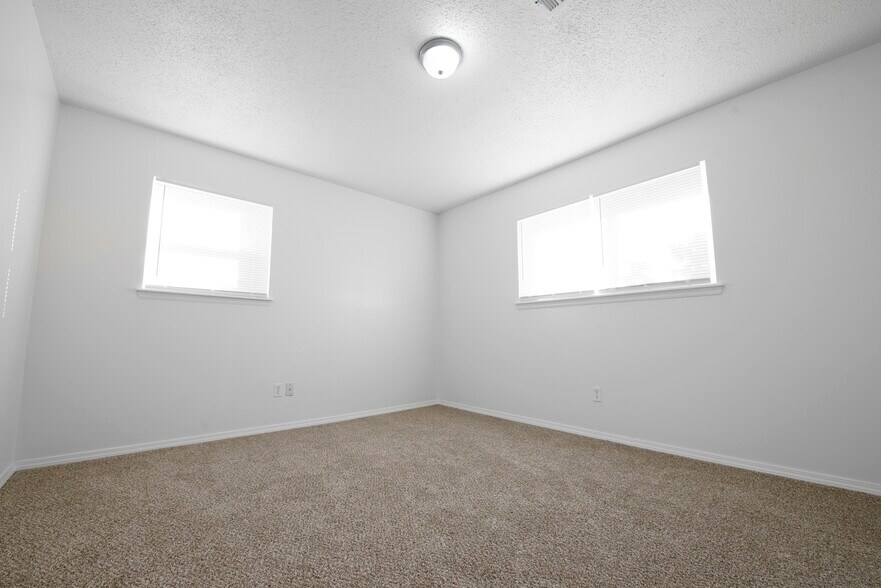 Building Photo - 1404 N Nail Pky