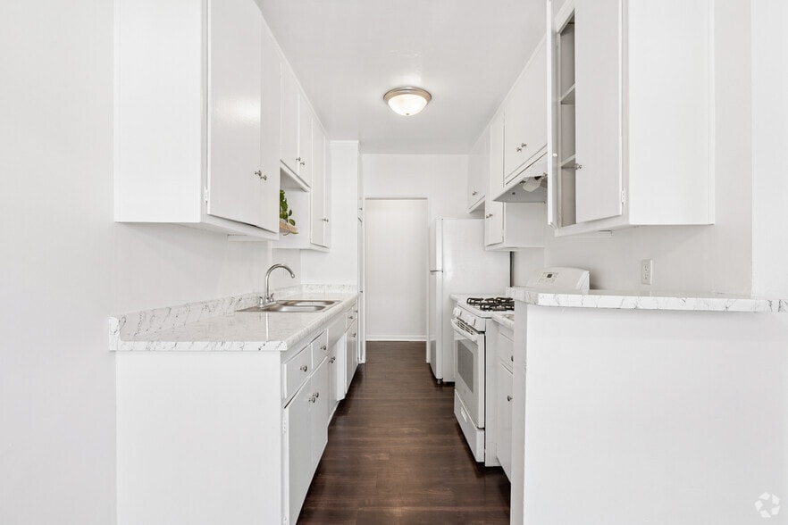 2BR, 2BA - 945SF - Kitchen - Prospect Plaza Apartments