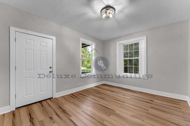 Building Photo - 724-724 Adams St SE