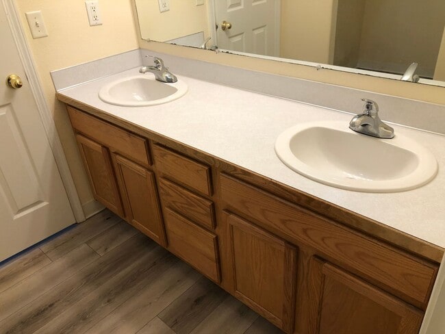 Building Photo - Beautiful 3 bedroom 2 bathroom house in a ...