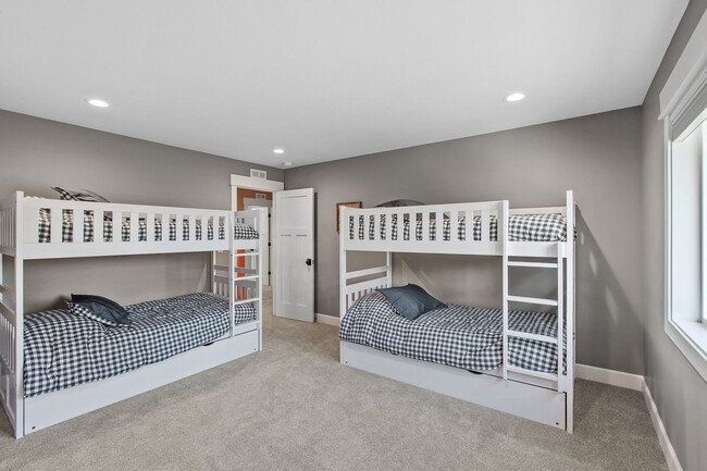 Building Photo - Fully Furnished Home
