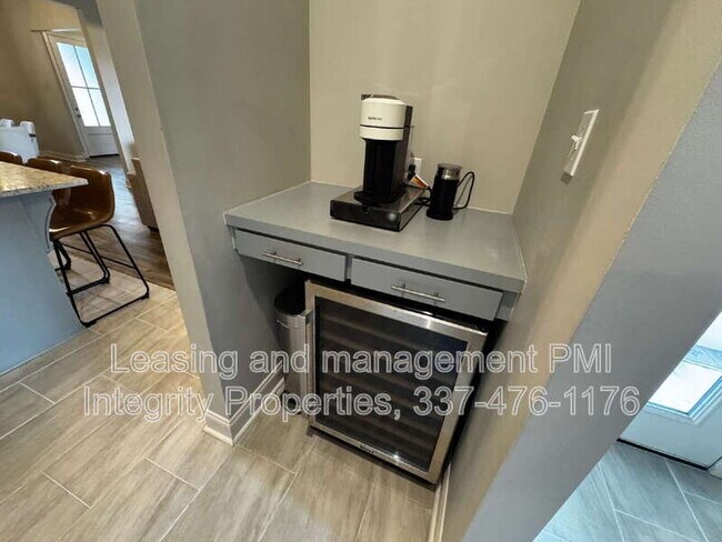 Building Photo - 200 Tennyson Dr