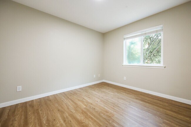 Building Photo - 117 SE 129th Ave