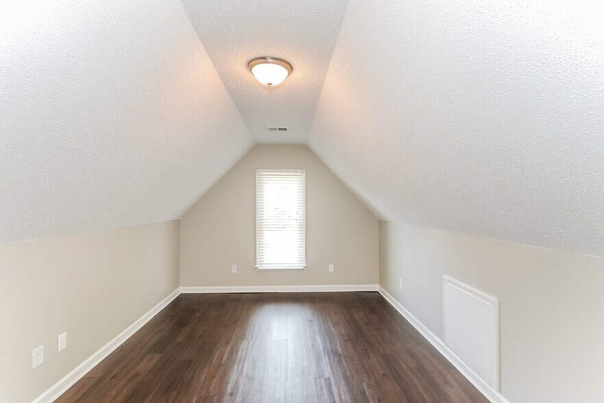 Building Photo - 8642 Tropicana Dr N