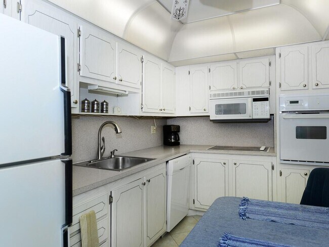 Building Photo - 3450 S Ocean Blvd