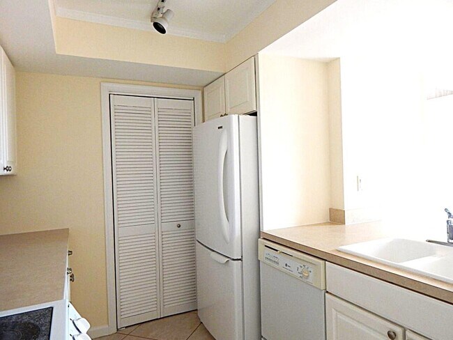 Building Photo - 5250 Woodland Lakes Dr