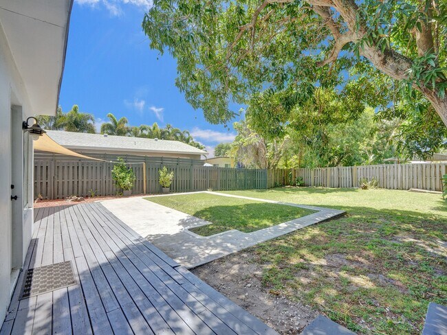 Building Photo - 1713 NE 15th Ave