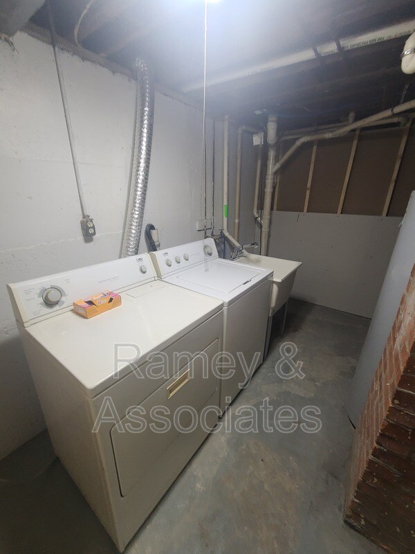 Building Photo - 1627 Catalpa St