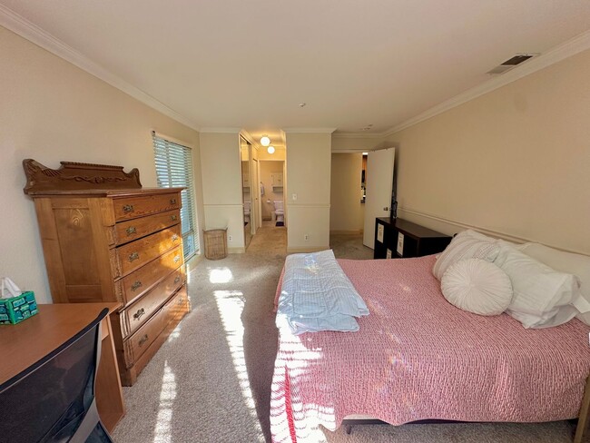 Building Photo - Two Bedroom Two Bath Condo Available in Wa...