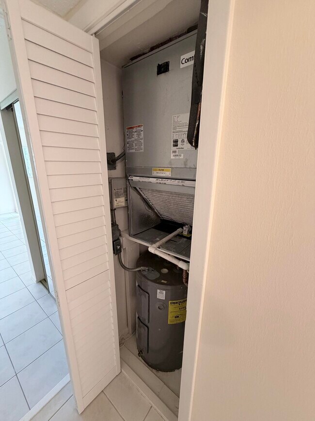 Building Photo - 1000 NE 14th Ave