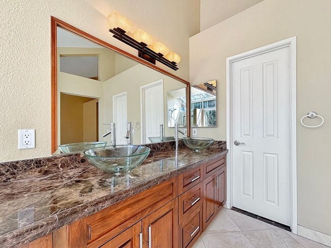 Building Photo - Beautiful 5BD/3BA 2-Story House in Tierras...