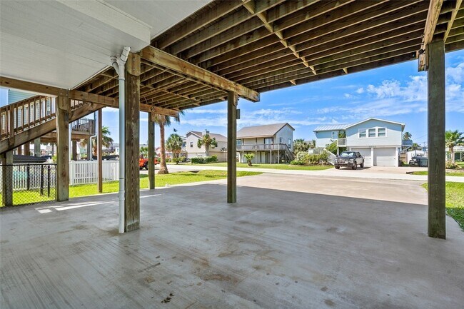 Building Photo - 3923 Reeves Dr