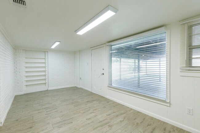 Building Photo - Newly remodeled 3/2/2 in north Lubbock!  M...