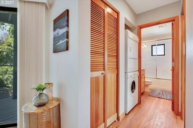 Building Photo - Modern Waterfront Living at The McCormick Pier! Call TODAY to schedule a tour! 503-664-4101