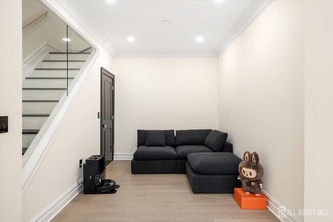 Building Photo - 11 Hamilton Dr