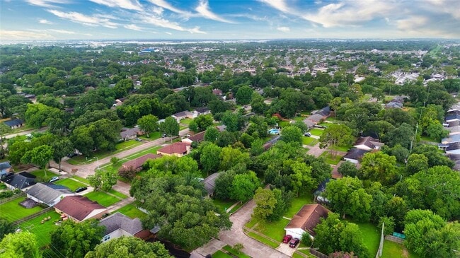 Building Photo - 5911 Dawnridge Dr