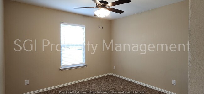 Building Photo - 4 Bedroom Home Ready for Move in!