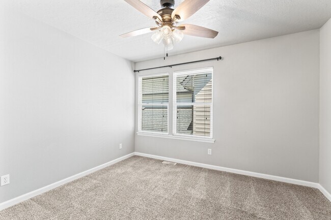 Building Photo - 552 E Whitney Ct