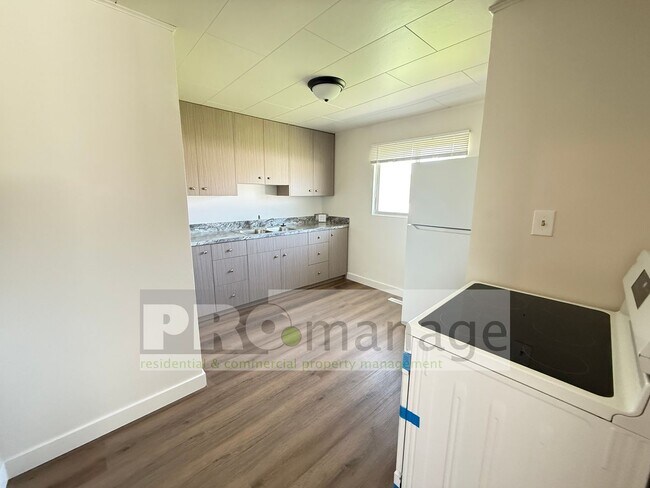Building Photo - Cambridge Dr. (629 &amp; 637)