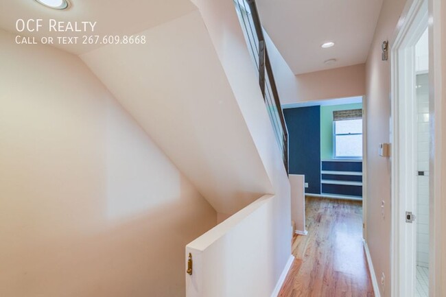 Building Photo - Three Bed Queen Village Home