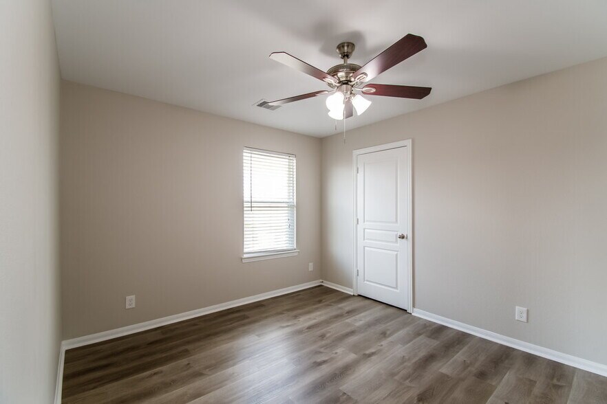 Building Photo - 323 Ginseng Ln