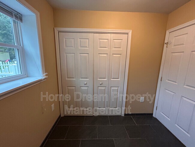 Building Photo - 836 Salem Dr