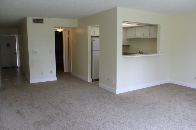 Building Photo - Gorgeous one bedroom unit with balcony